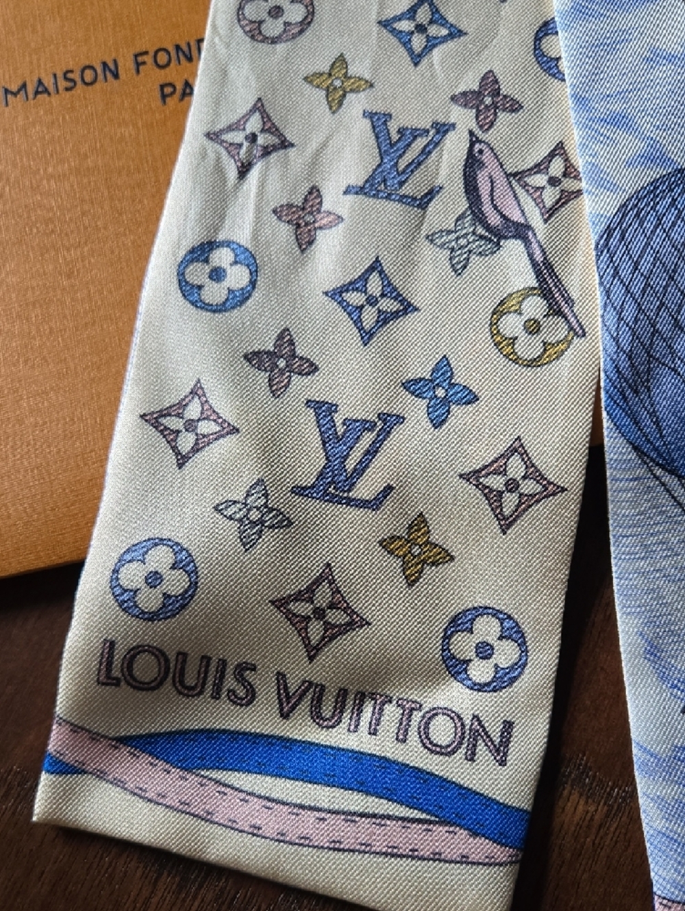 Louis Vuitton Silk Twilly Up And Away Bandeau Scarf Blue/Cream - Picture 4 of 7